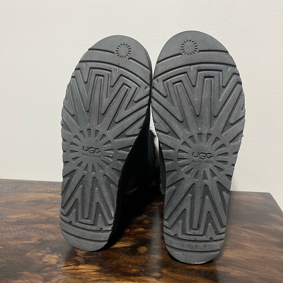 Women’s Black Bailey Button Uggs - Size 10 - Picture 4 of 4